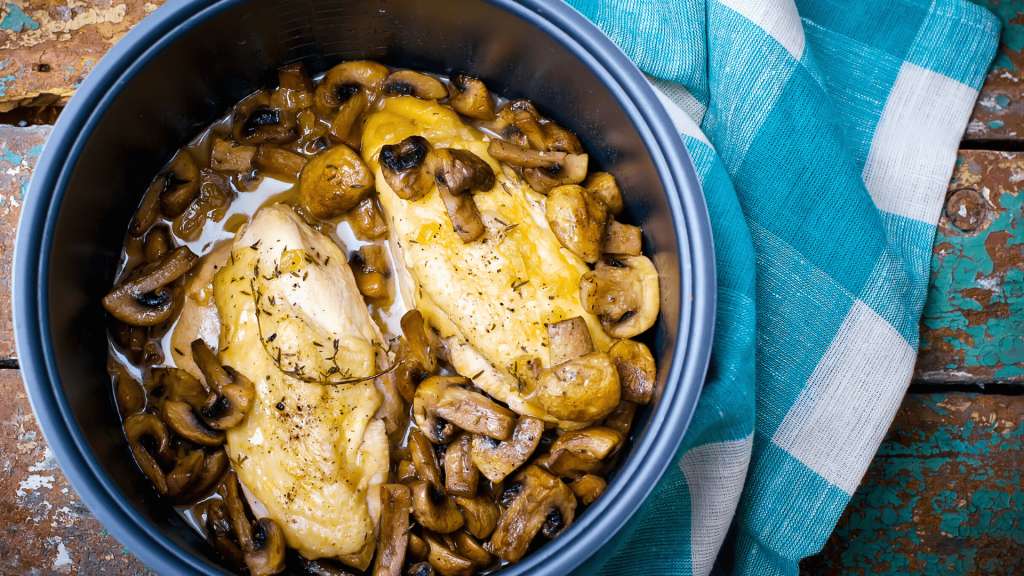 In the recipe category ready in 15-20 minutes is also part: this healthy chicken breast with sauce, mushrooms, and turmeric.